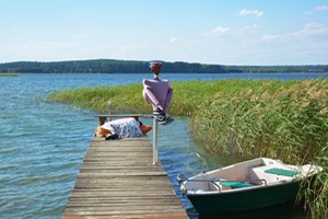 Wigry-See, Pärchen auf einem Bootssteg