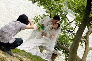Hochzeitspaar mit Fotograf