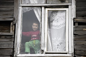 Kind im Fenster