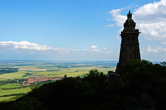 Kyffhäuser.Denkmal im Schatten.Foto W.Korall Kopie